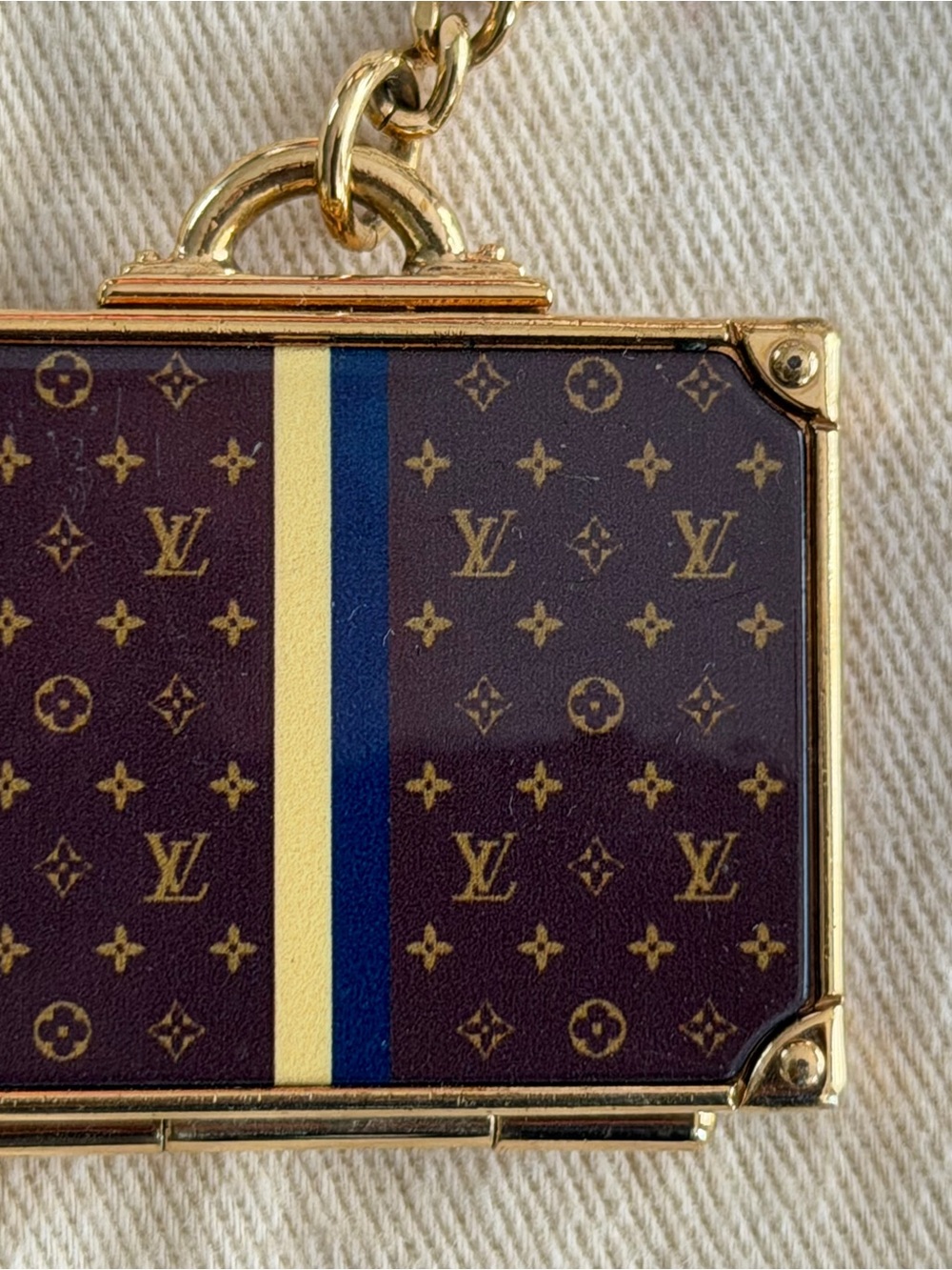 ⭐️RARE!!!!⭐️ Louis Vuitton Alzer trunk keychain with mirror!!!! - Picture 3 of 7
